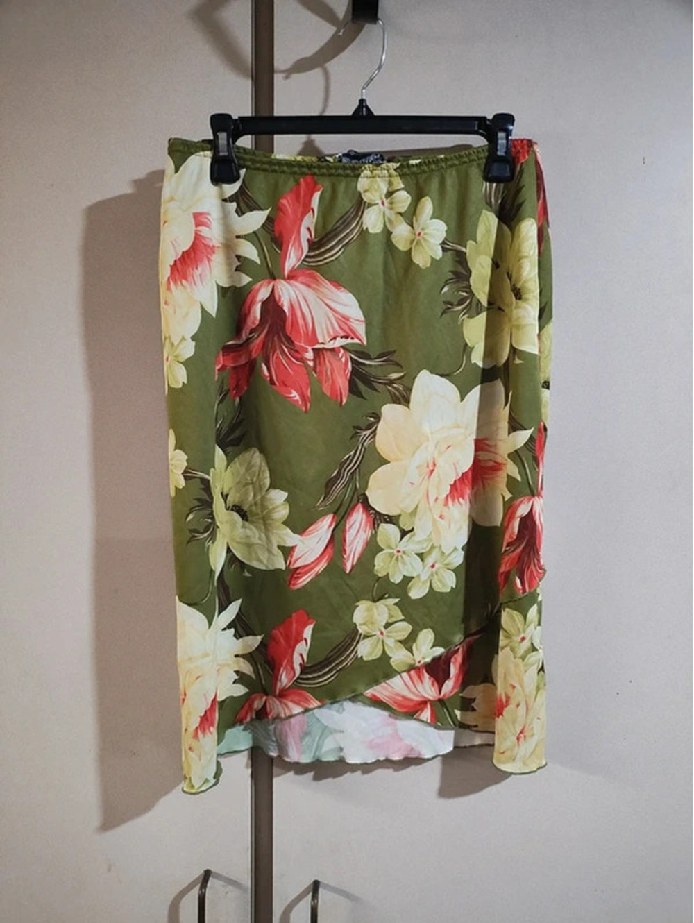 Mind Games Floral Slip on Wrap style skirt size S/M